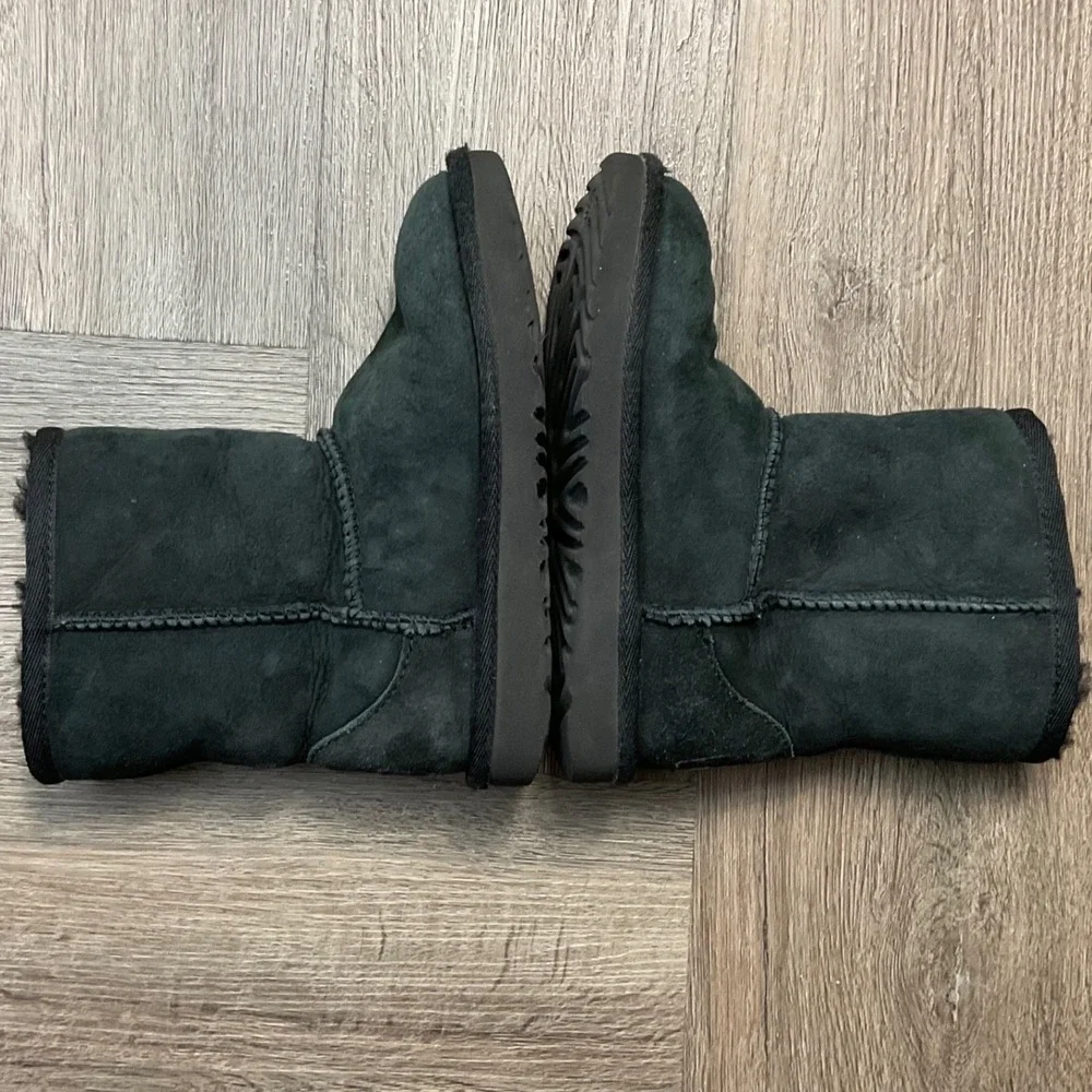 UGG Boots Sheepskin Suede Kids 11 Black Unisex Sporty Comfy Winter Ski Boho Chic